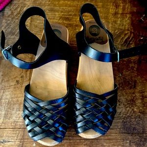 Women’s classic clog sandals.  Good condition-  Very comfortable.